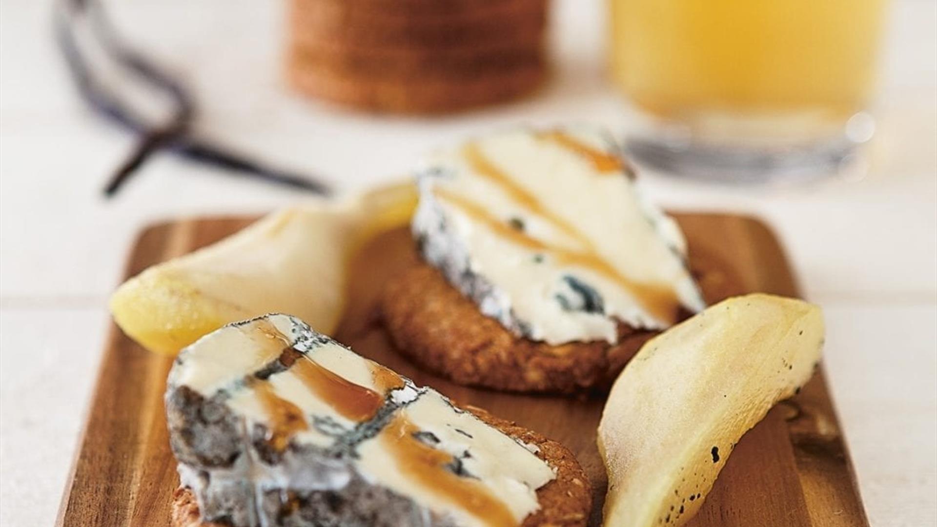 Eggen Gardsysteri - Fjellblå lekkert presentert på ei skjærfjøl