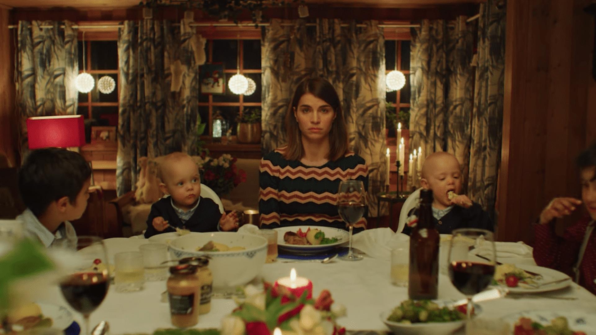 Hjem til jul, bilde fra filmen. Johanne sitter hjemme på julemiddag med familien
