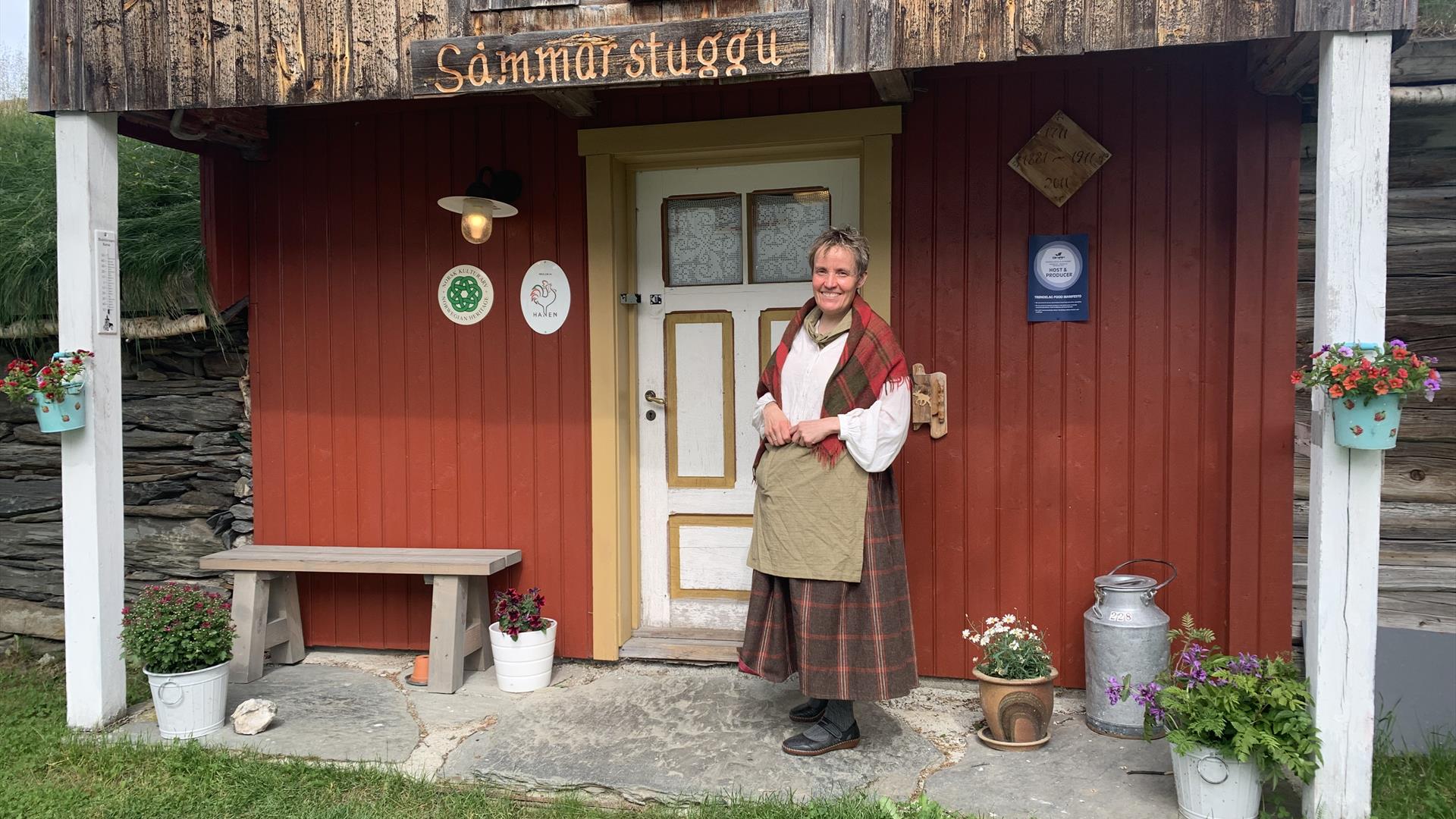 Tove Gløtheim Ryttervoll står foran Såmmårstuggu på Kalsa Gårdsbakeri