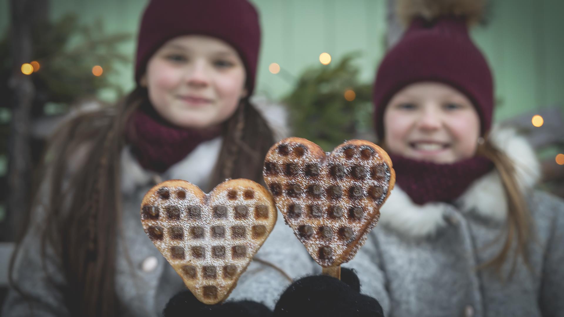 Jenter med hjerter i hånden