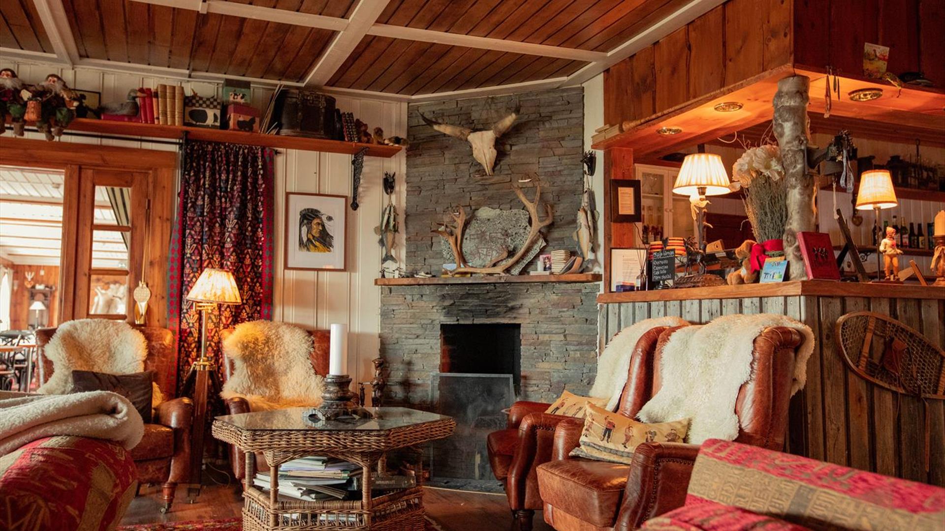 Peisestua på Skarvruet har engelsk lodge-stil