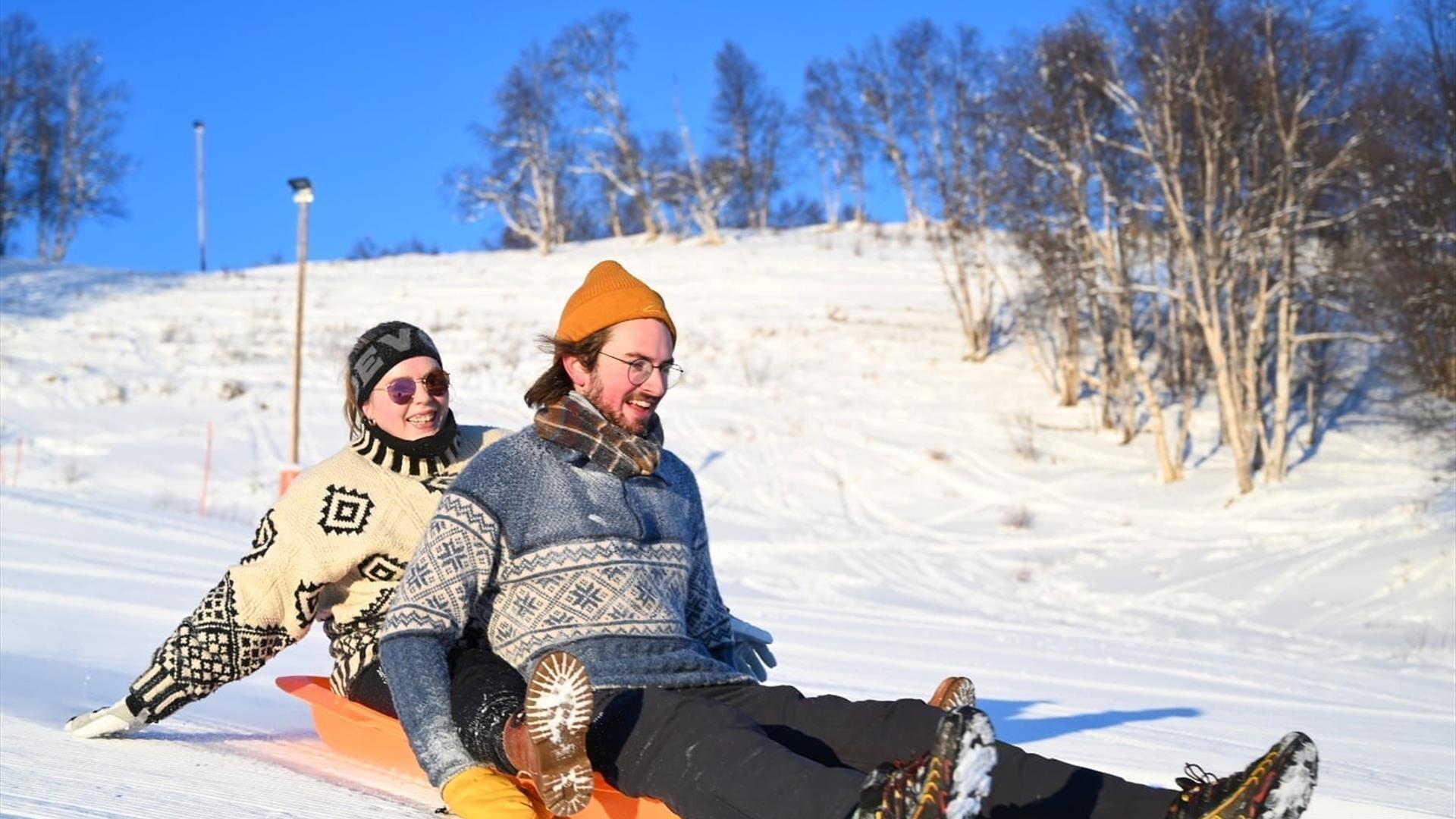 Aking-slalom-lek-vinter-Røros-sentrum-Aasgjerdet