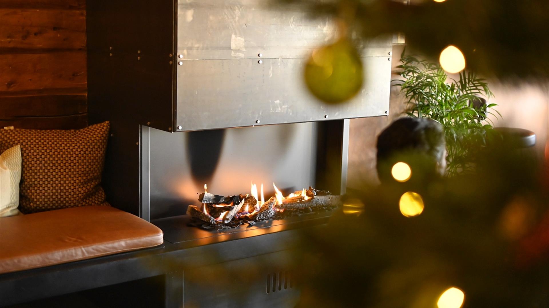 Julestemning med peis og juletre på Bergstadens Hotel