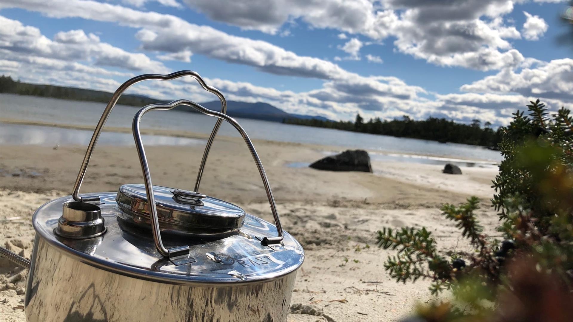 Kaffekjel og nydelig sandstrand en sommerdag