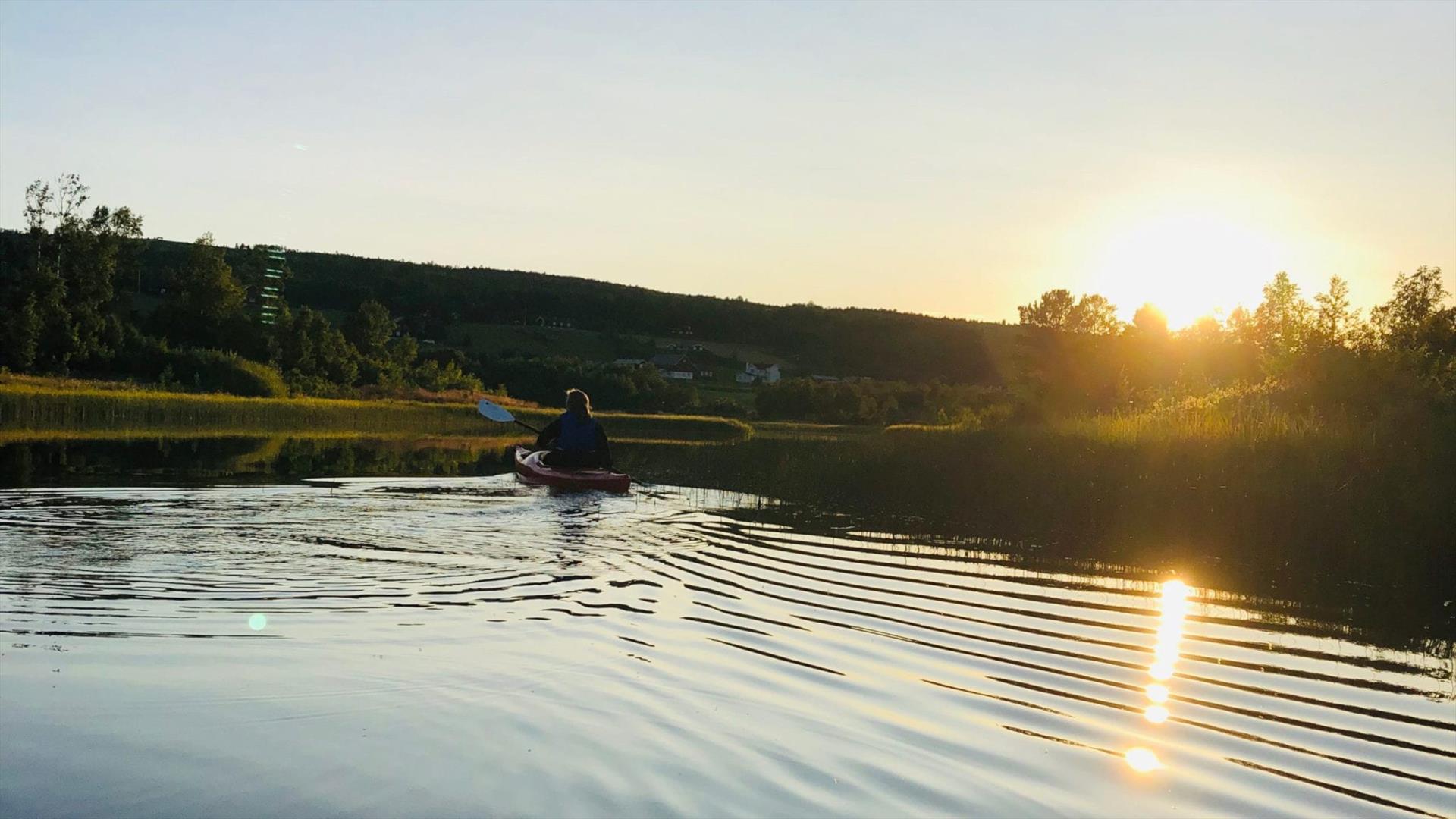 Kanotur på elva, med kveldssola foran - Røros guide