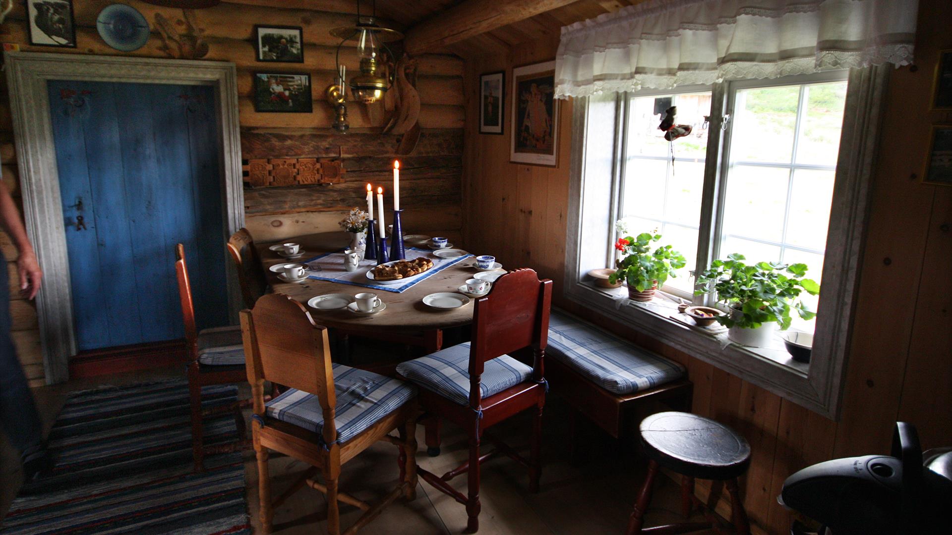 lokalmat-hygge-laft-tømmerkasse-hytteliv-Røros-Østerdalen