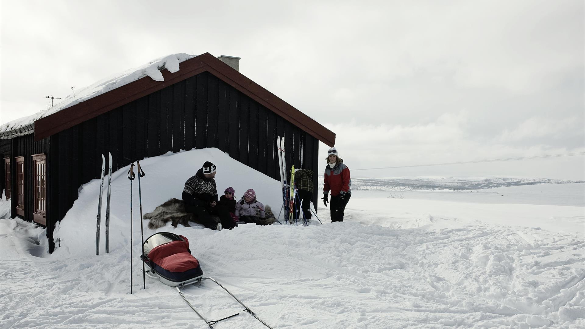 Skitur til Storwarz. Pause i hyttveggen.