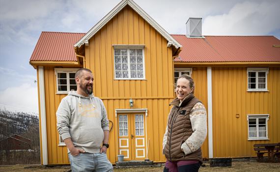 Kari og Ole Petter er eiere av Brutrøa Gård og leier ut Det gule huset for overnatting.