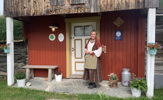 Tove Gløtheim Ryttervoll står foran Såmmårstuggu på Kalsa Gårdsbakeri