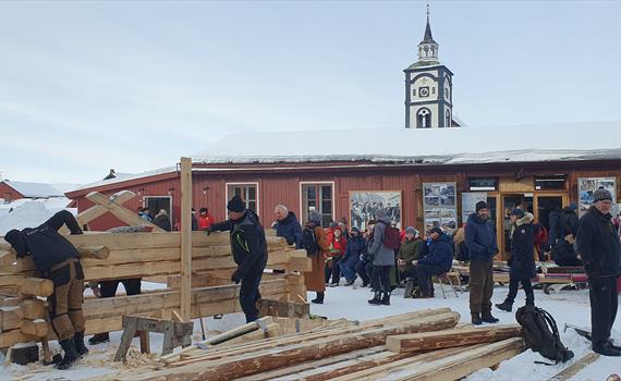 Handverkere i arbeid ute og inne i Kurantgården