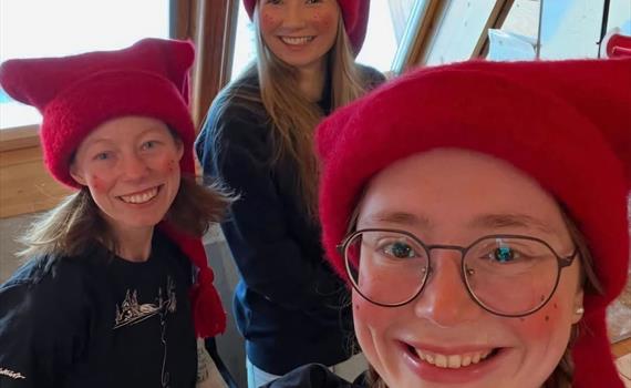 Våre museumsverter ønsker velkommen