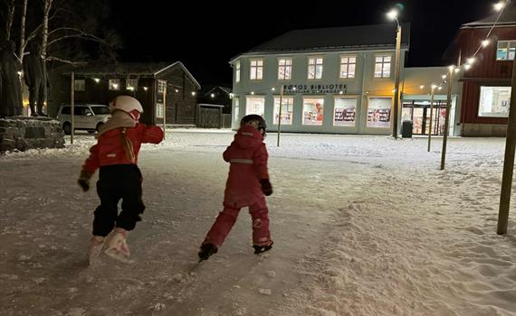 Åpning av skøytebanen i Nilsenhjørnetparken!