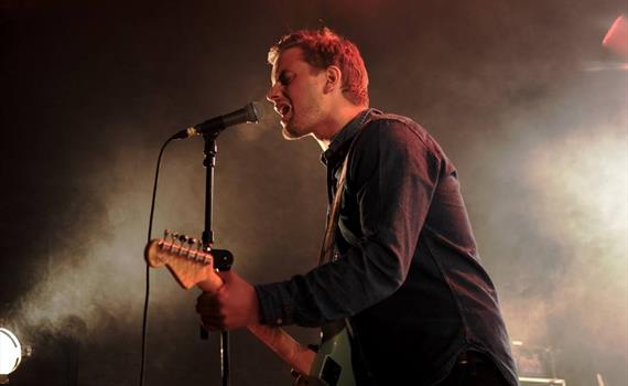 Snorre & Arne spiller musikk på Skanckebua.