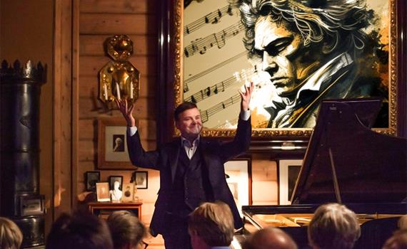 Tor Espen Aspaas forteller om og spiller musikk av Beethoven
