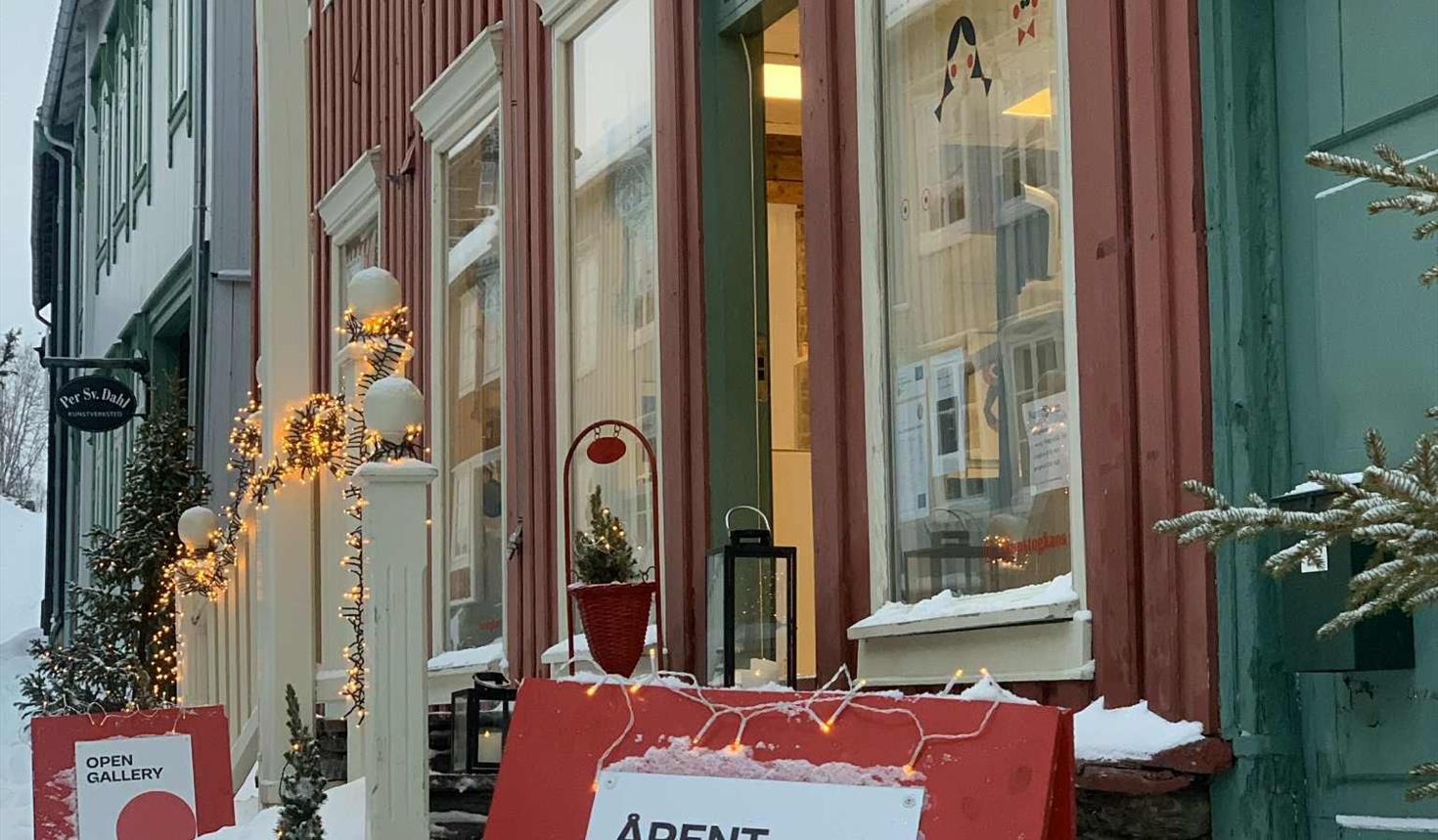 Kunst & Kaos i Mørkstugata - på vei opp til Malplassen og Rørosmuseet