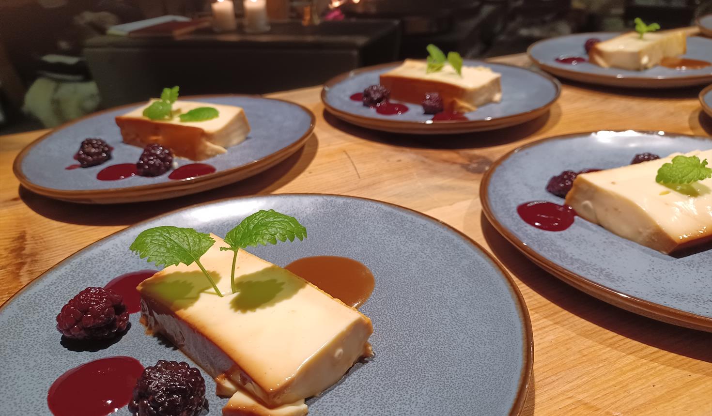 Karamellpudding m. salt karamellsaus og bær