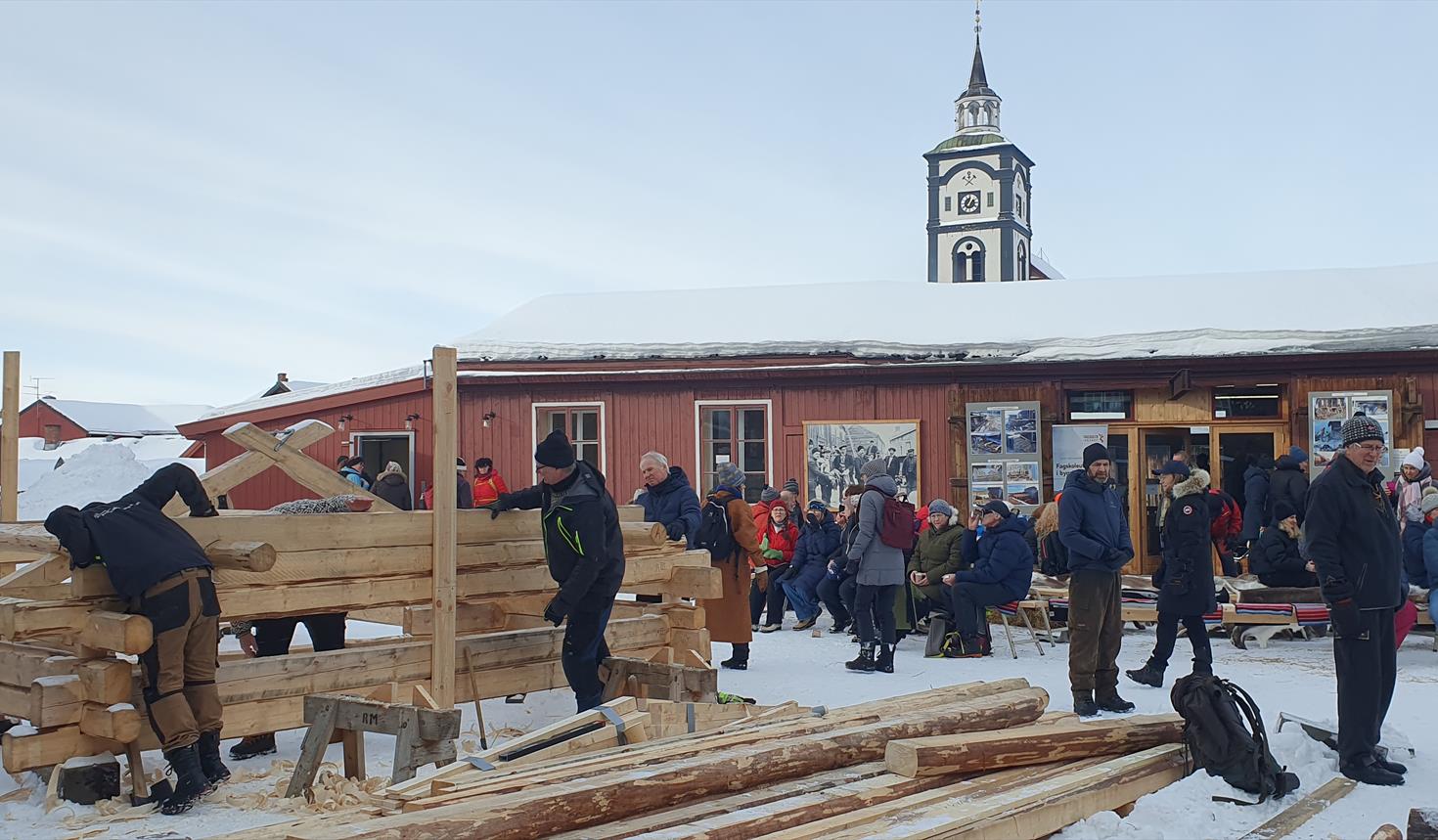 Handverkere i arbeid ute og inne i Kurantgården