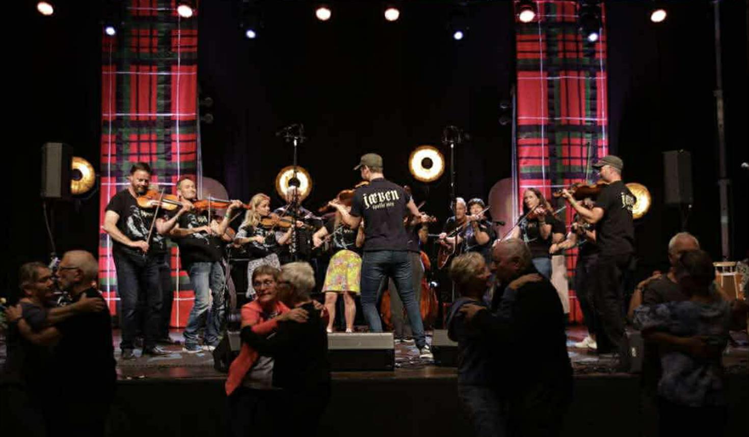 Alvdal Spellmannslag med venner i koia