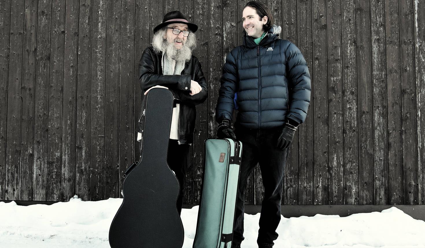 Arnfinn Strømmevold og Olav Luksengård Mjelva på Låven