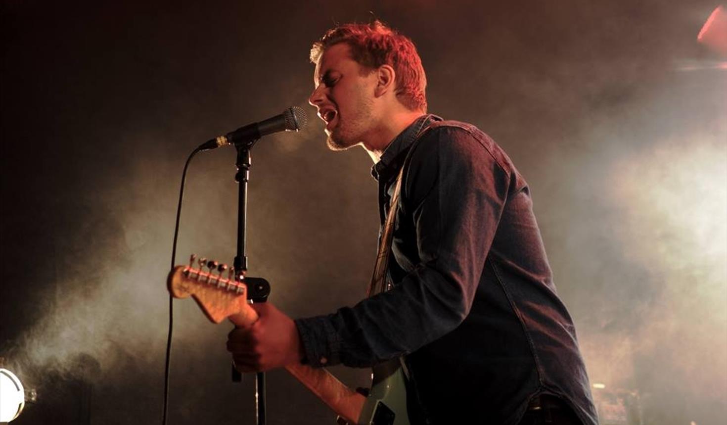 Snorre & Arne spiller musikk på Skanckebua.