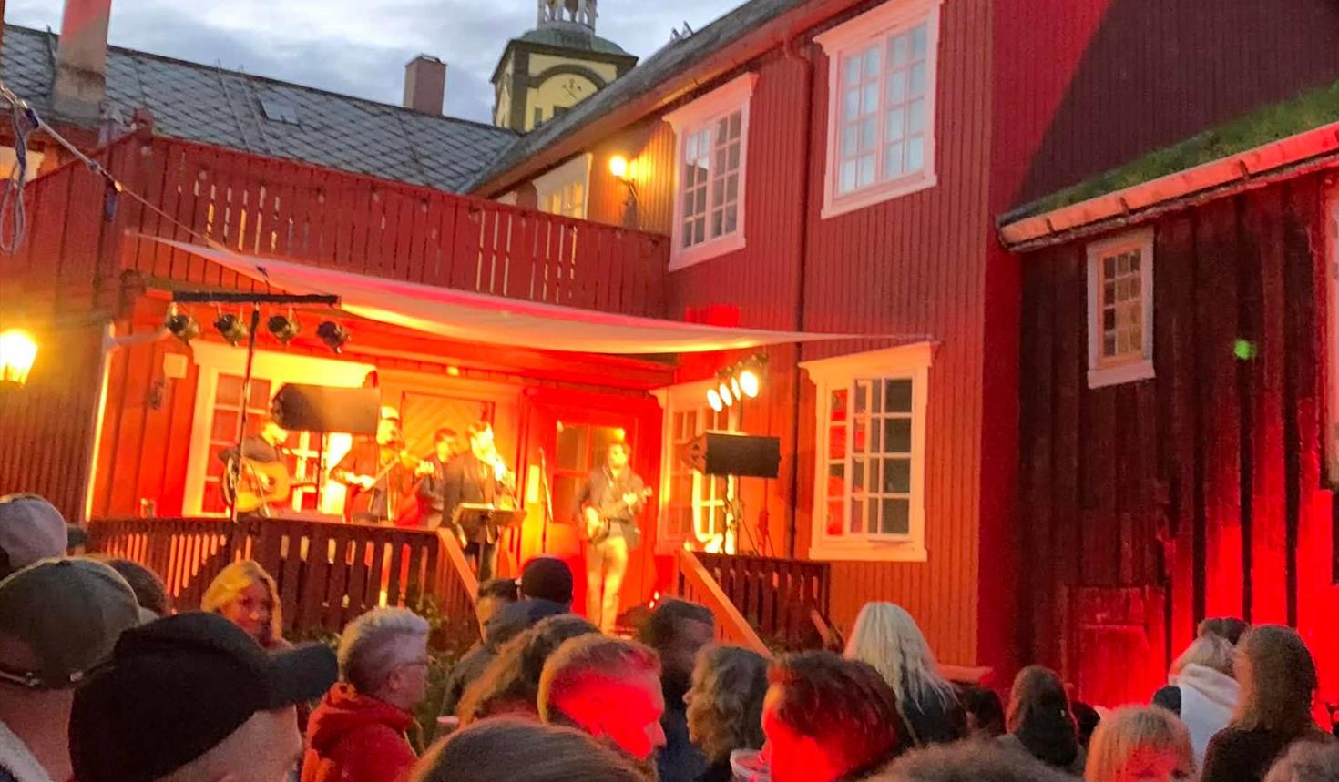 Kunst & Kaos: bakgårdsfest og konsert