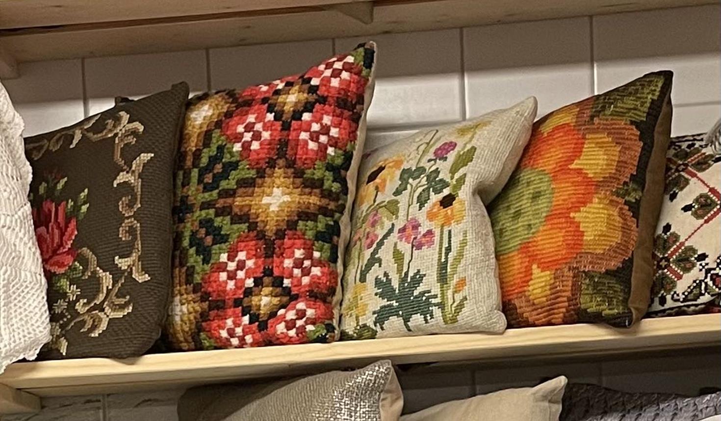 Bilde fra tidligere loppemarked. Tekstilavdelinga.