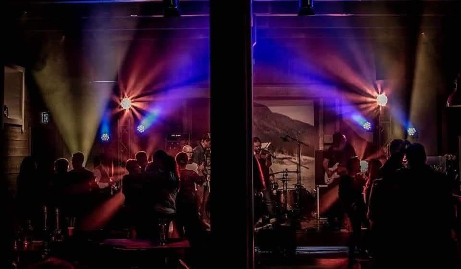 Pub med Berja Folk Rock i Fjøset på Søberg Gård