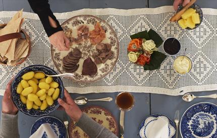 Vakker natur, historisk sus i følge med god mat og drikke. Ta turen rundt Aursunden