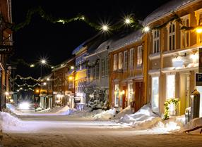 Kjerkgata på Røros med julelys og snø
