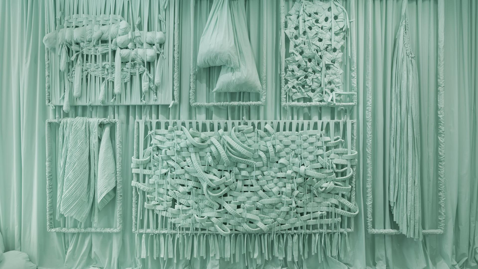 John-Raustein-har-vevd-et-samtidsbilde-i-lysegrønt-som-blir-vist-hos-Galleri-TØYsentralen