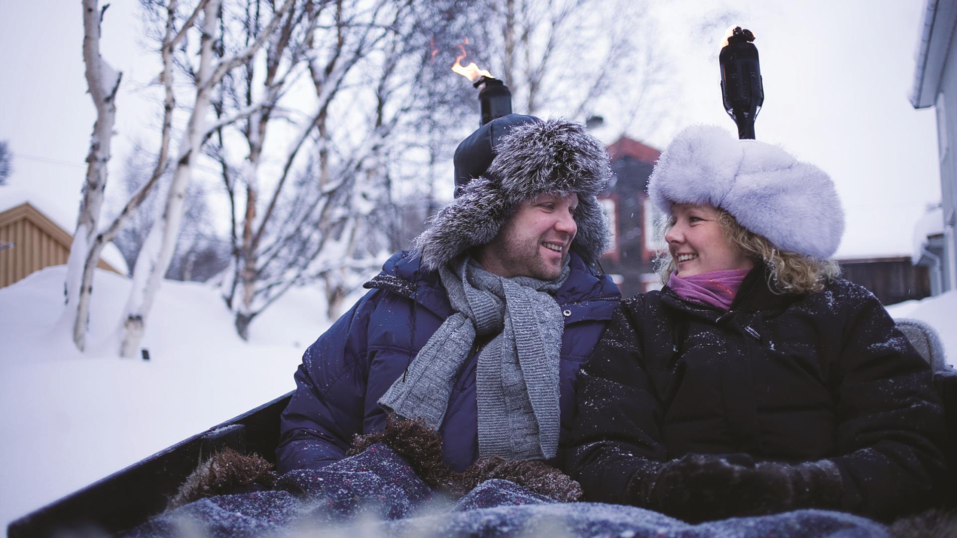 Romantisk par på kanefart-Røros-kanefart-vinter-opplevelse-aktivitet