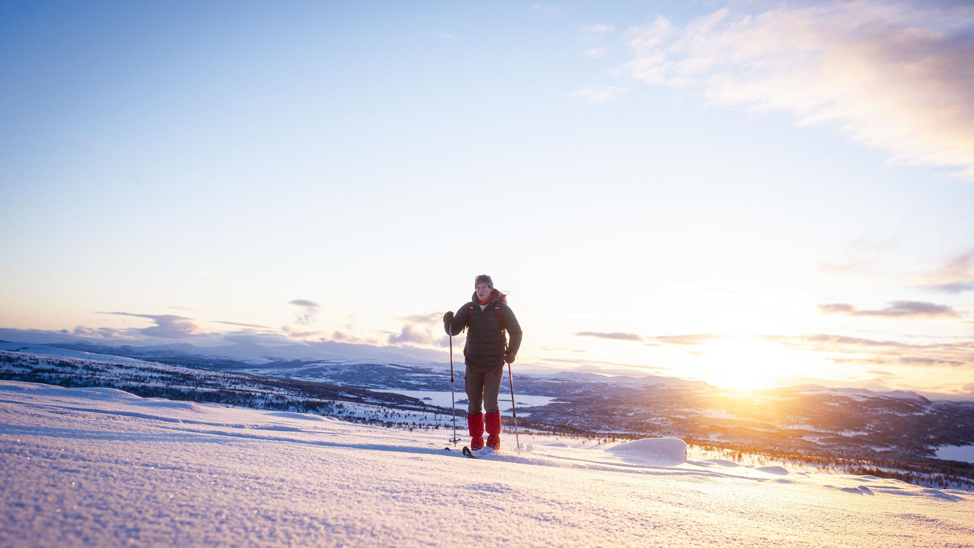 Skitur over Rørosvidda med sol i bakgrunnen-Ski-langrenn-topptur-vinter