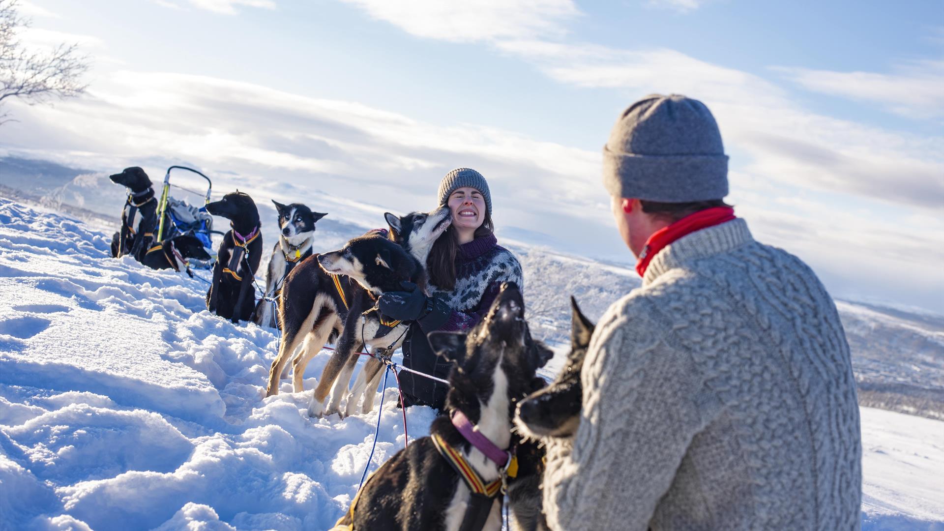 dogsledding-winter-røros-wilderness-activity-girls