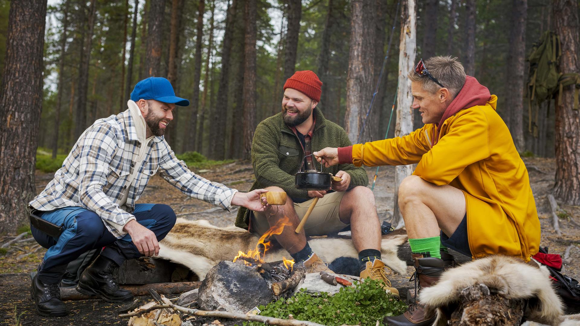 Gutter på tur. Har tent bål, koker kaffe og lager mat