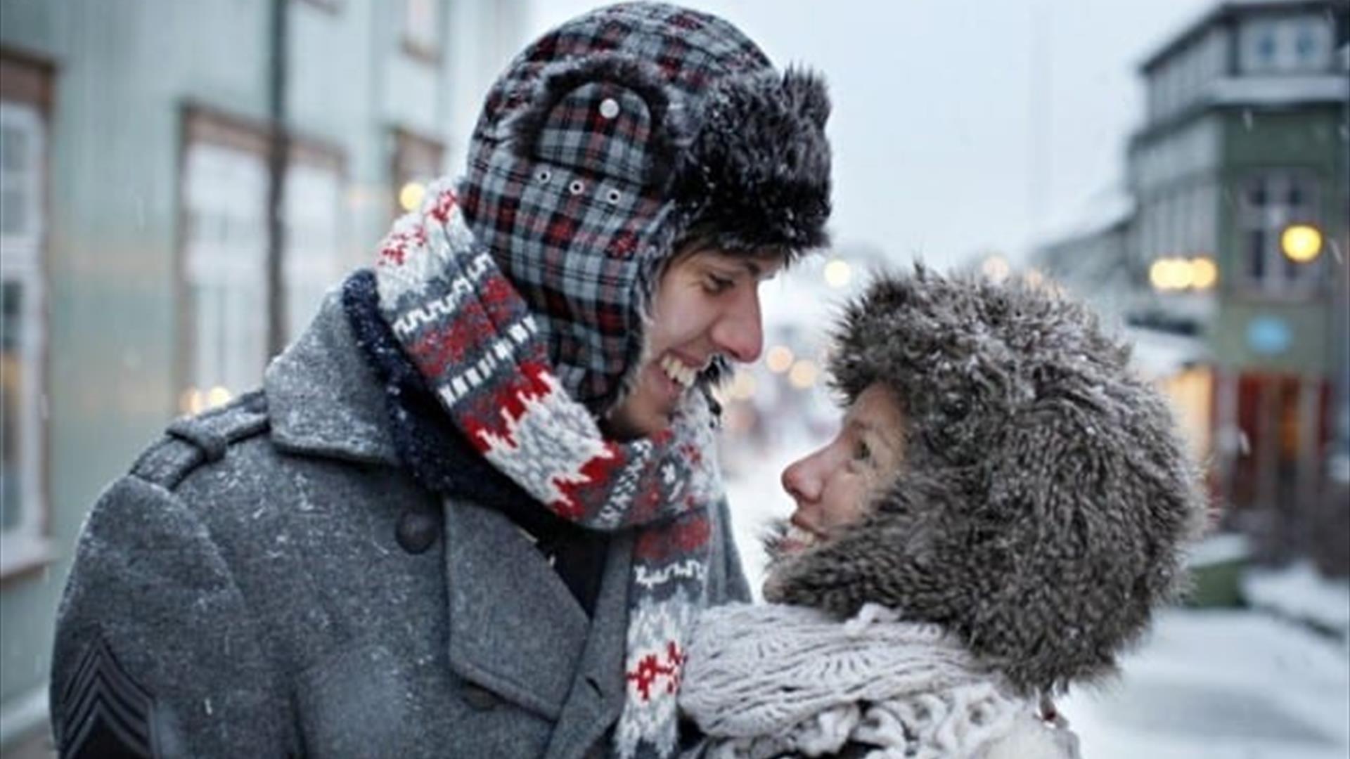 Romantisk par i Kjerkgata på Røros, vinterstid