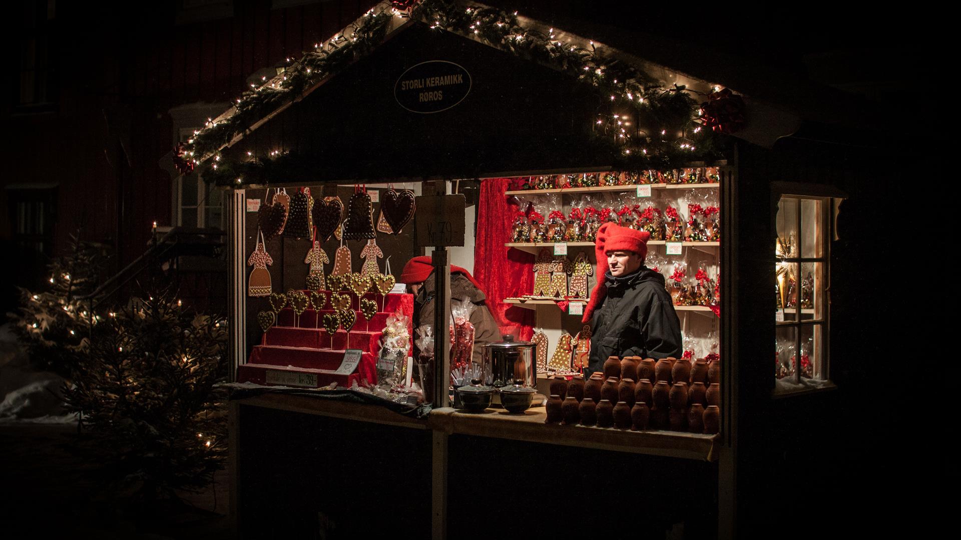 Julemarkedsbod med røde nisser under Julemarked Røros