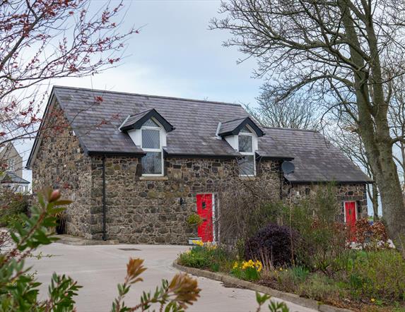 View of front of The Barn @ BallyCairn from entrance driveway