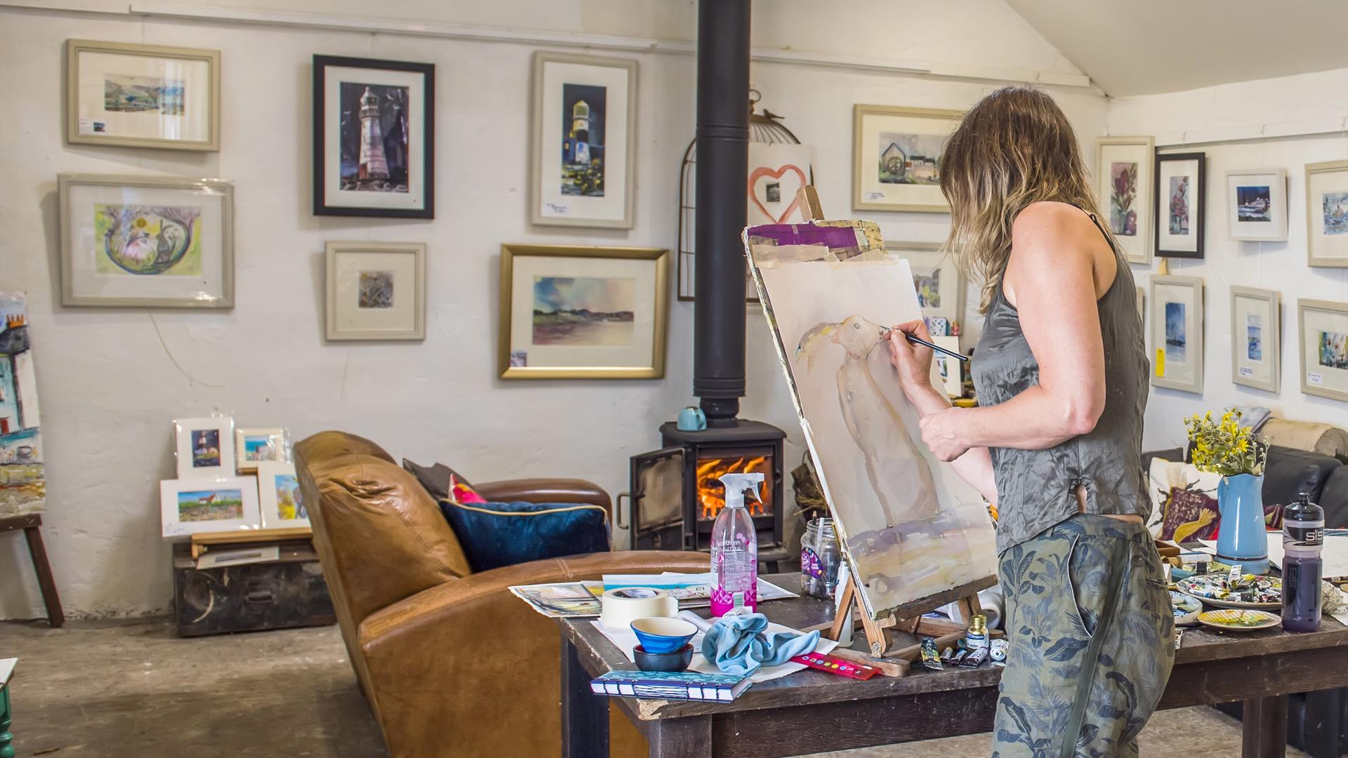 Audrey Kyle demonstrating a watercolour painting at Gobbins Studio , Islandmagee