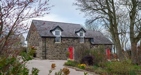 View of front of The Barn @ BallyCairn from entrance driveway