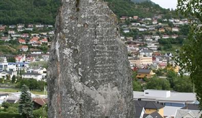 Runesteinen, Sogndal