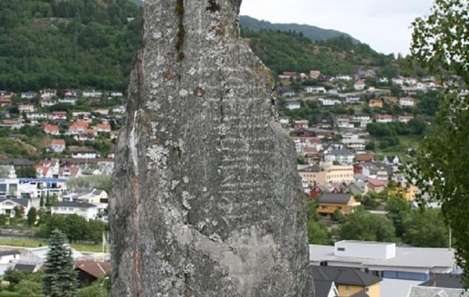 Runesteinen, Sogndal