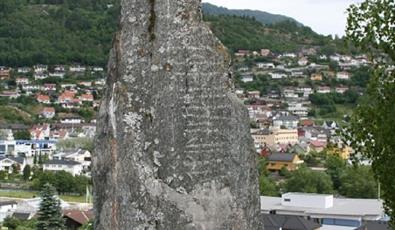 Runesteinen, Sogndal