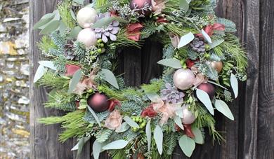 CLASSIC CHRISTMAS WREATH FLOWER ARRANGING WORKSHOP
