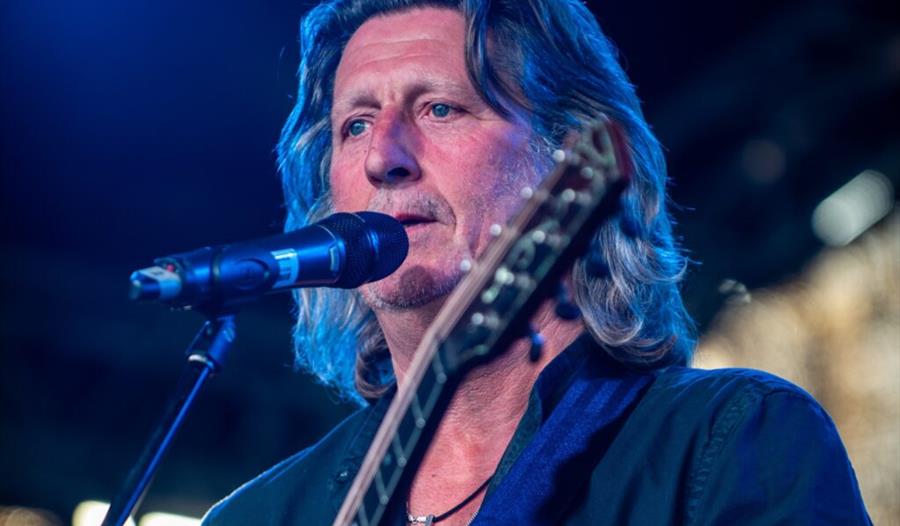 Steve Knightley singing into microphone