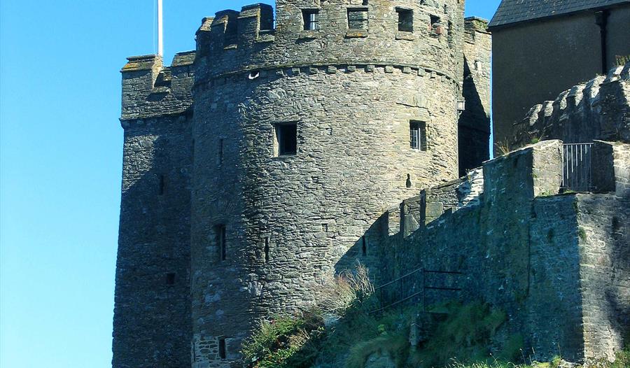 Photograph of Dartmouth Castle flying English Heritage flag