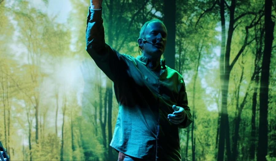 Geoff Robb performing