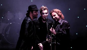 Jive Talkin' Perform the Bee Gees