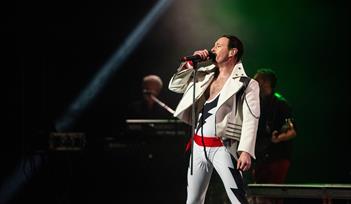 One Night Of Queen - Performed by Gary Mullen & The Works