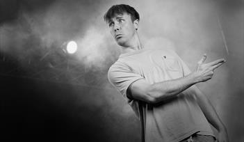 Stage Left Vibes: Christmas Comedy, a Curry and a Cocktail! Louis Burgess and Support