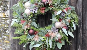 CLASSIC CHRISTMAS WREATH FLOWER ARRANGING WORKSHOP